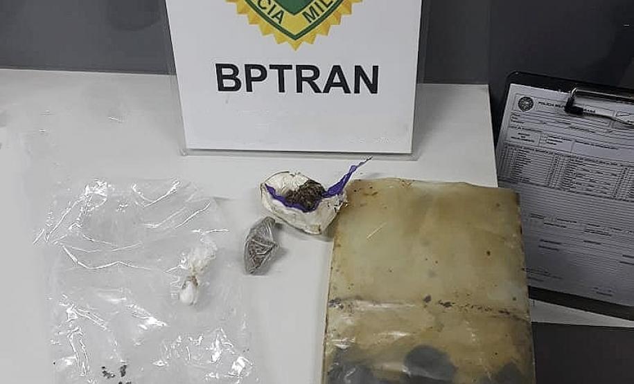 Caminhonete equipada com giroflex é apreendida pelo BPTran no Centro de Curitiba; motorista estava bêbado