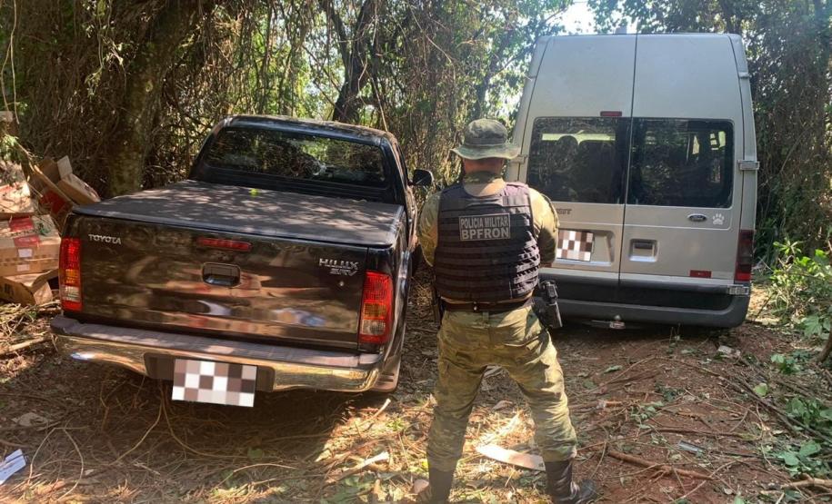 BPFron apreende carros e 9 mil de pacotes de cigarro contrabandeado do Paraguai em Terra Roxa (PR)