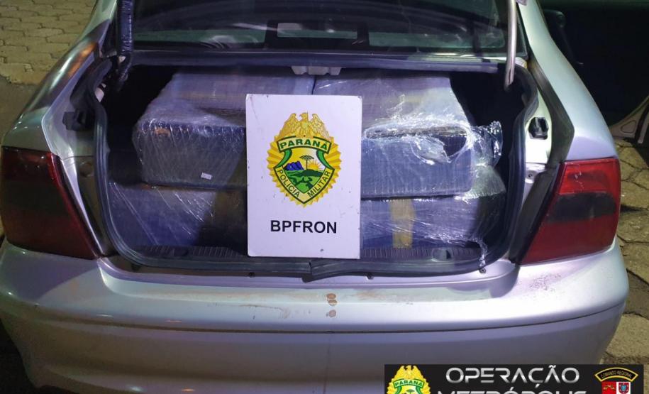 Pela Operação Metrópolis, BPFron localiza carro carregado com 300 quilos de maconha em Santa Tereza do Oeste (PR)