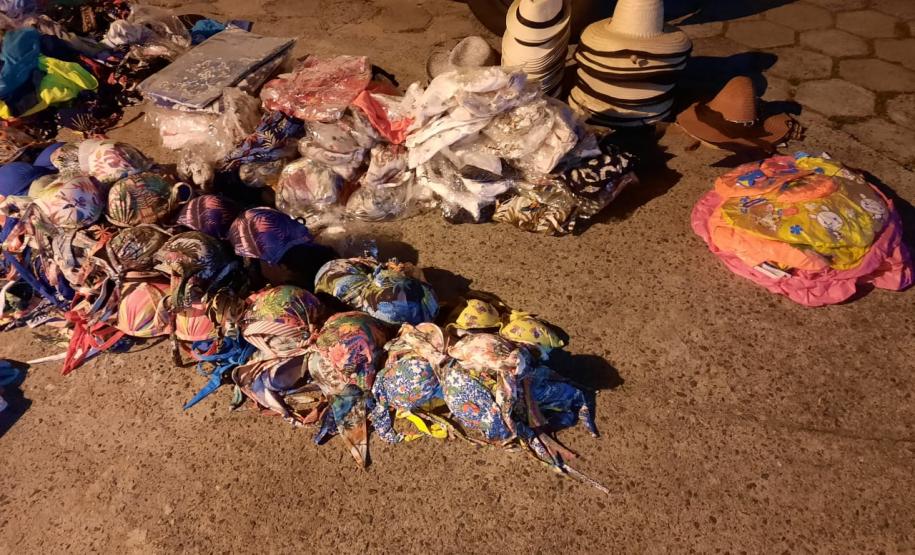 Trio que furtou biquínis e chapéus de loja em Guaratuba (PR) é flagrado pela PM na orla da praia