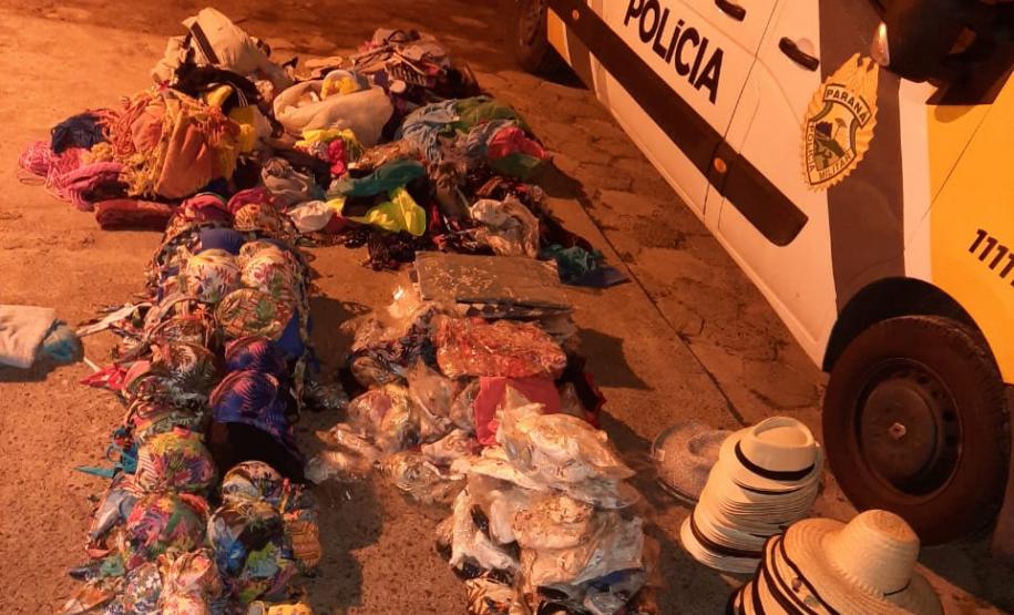 Trio que furtou biquínis e chapéus de loja em Guaratuba (PR) é flagrado pela PM na orla da praia