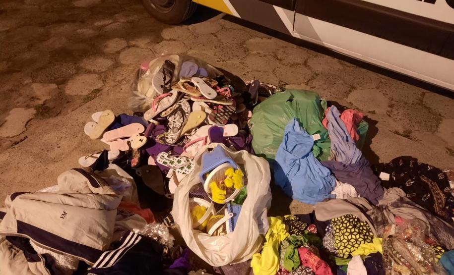 Trio que furtou biquínis e chapéus de loja em Guaratuba (PR) é flagrado pela PM na orla da praia