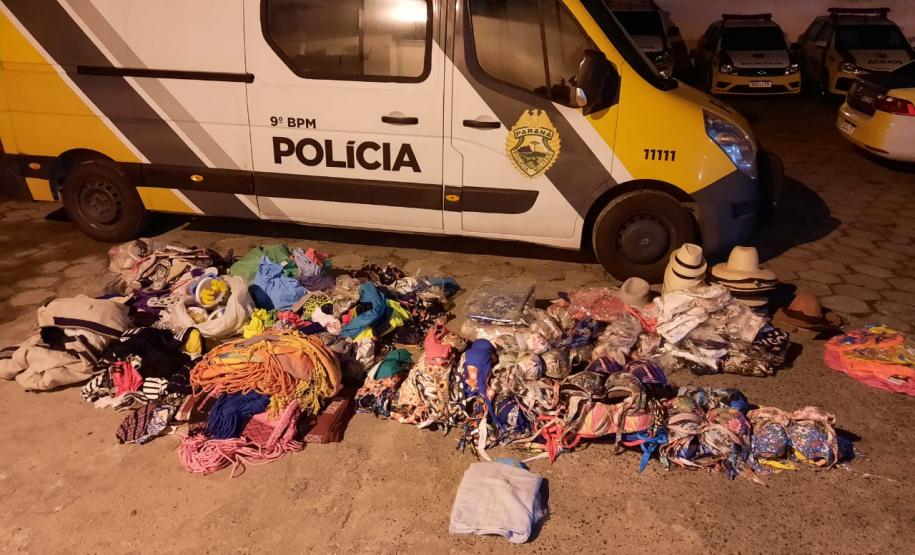 Trio que furtou biquínis e chapéus de loja em Guaratuba (PR) é flagrado pela PM na orla da praia