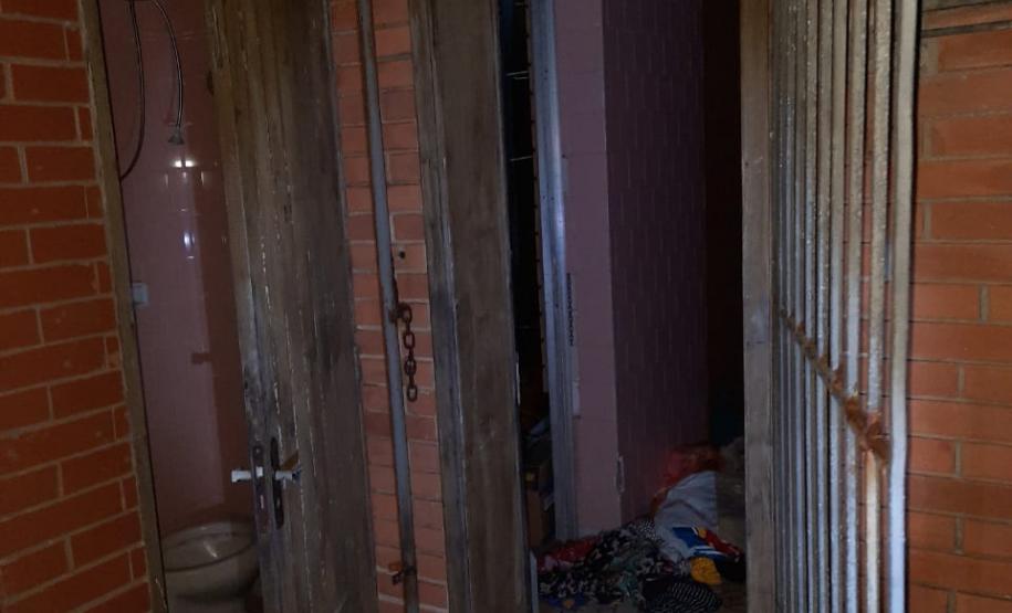 Trio que furtou biquínis e chapéus de loja em Guaratuba (PR) é flagrado pela PM na orla da praia