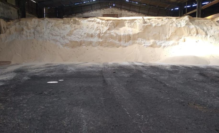 Policiais militares ambientais prestam apoio ao Exército na fiscalização de nitrato de amônio em Paranaguá