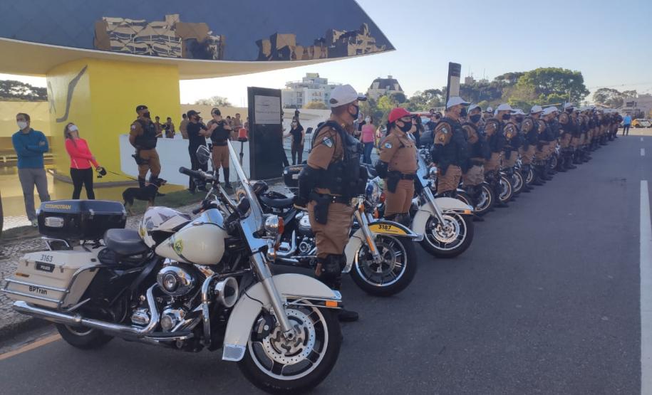 Inédito desfile motorizado da PM passa por cartões-postais da capital em alusão aos 166 anos da Corporação