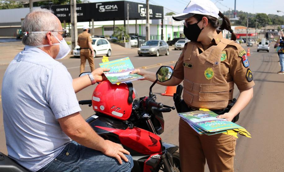 Blitz educativa sobre a Semana Nacional de Trânsito envolve PM e órgãos municipais em Pato Branco