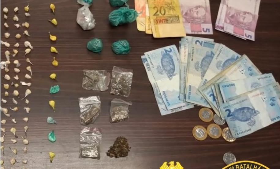 Na RMC, PM apreende 84 porções de drogas e uma arma de fogo em situações distintas