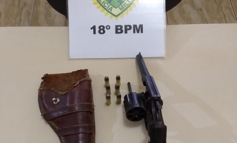 No Norte do estado, PM prende dois homens e apreende um revólver e três aves após denúncia