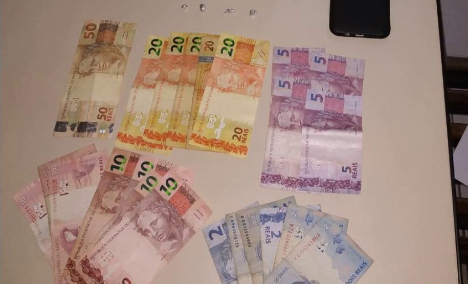 Nos Campos Gerais, PM encaminha duas pessoas e apreende 49 pedras de crack