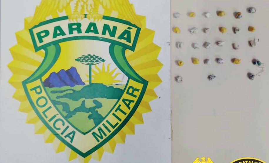 Nos Campos Gerais, PM encaminha duas pessoas e apreende 49 pedras de crack