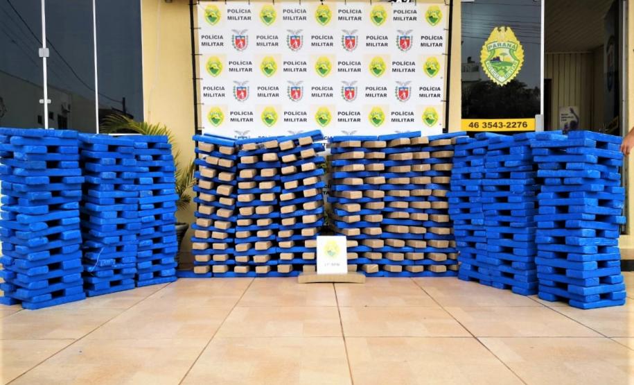 Homem foge de abordagem da PM e abandona carro com 677 quilos de maconha em Realeza (PR), no Sudoeste do estado