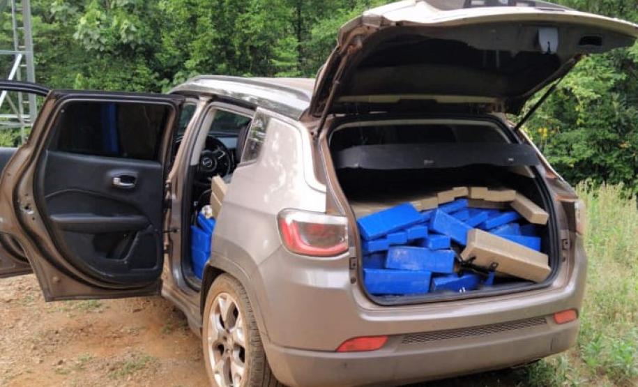 Homem foge de abordagem da PM e abandona carro com 677 quilos de maconha em Realeza (PR), no Sudoeste do estado
