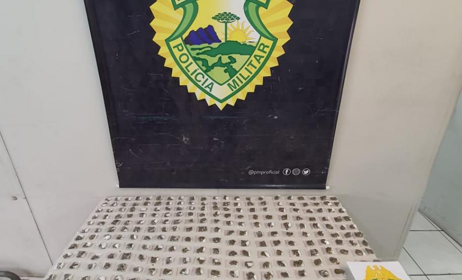 Na CIC, PM prende quatro pessoas e apreende 267 porções de maconha e uma muda In Natura da droga