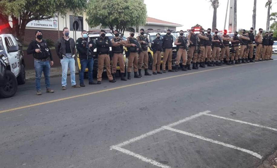 PM e Polícia Civil apreendem duas armas de fogo e um simulacro durante operação em Reserva (PR)