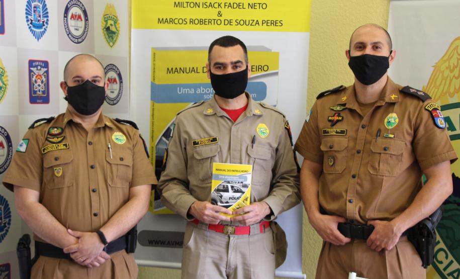 Oficiais da PM lançam livro voltado a padronização e técnicas da abordagem policial