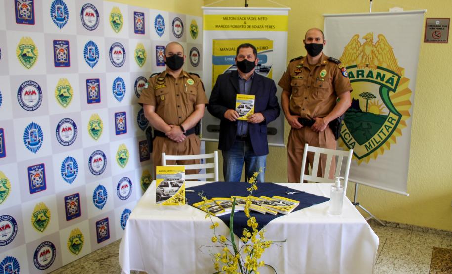 Oficiais da PM lançam livro voltado a padronização e técnicas da abordagem policial