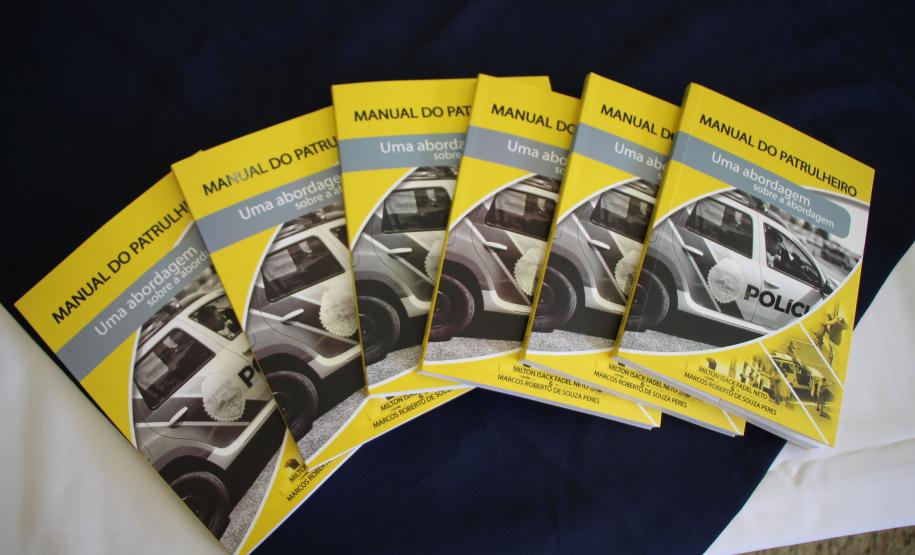 Oficiais da PM lançam livro voltado a padronização e técnicas da abordagem policial