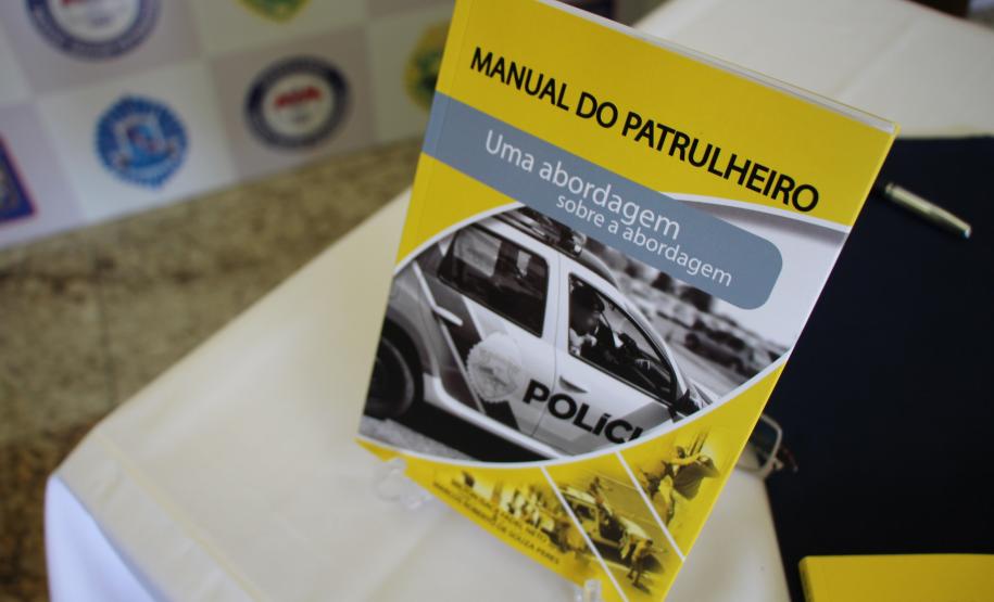 Oficiais da PM lançam livro voltado a padronização e técnicas da abordagem policial