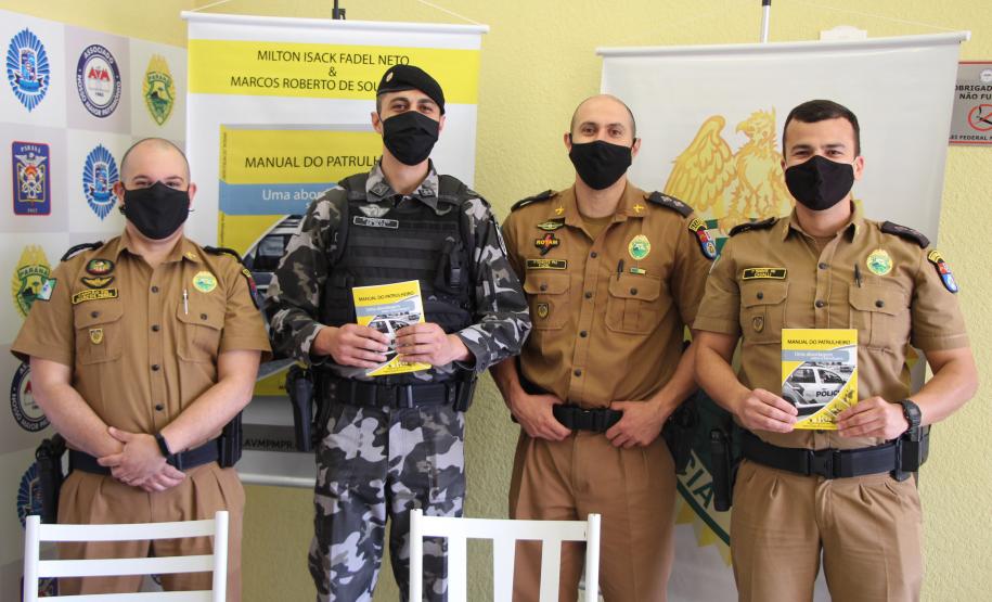 Oficiais da PM lançam livro voltado a padronização e técnicas da abordagem policial