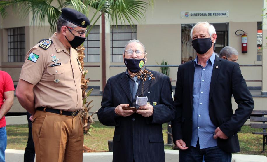 Capitão da Reserva Remunerada da PM é homenageado e planta mais duas Araucárias no Quartel do Comando-Geral em Curitiba