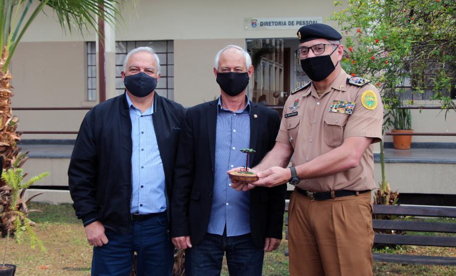 Capitão da Reserva Remunerada da PM é homenageado e planta mais duas Araucárias no Quartel do Comando-Geral em Curitiba