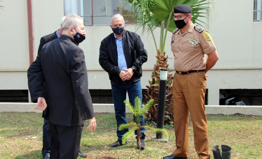 Capitão da Reserva Remunerada da PM é homenageado e planta mais duas Araucárias no Quartel do Comando-Geral em Curitiba
