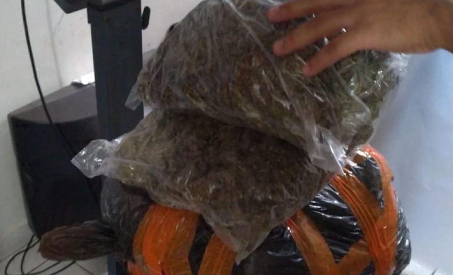 Revólver e maconha são apreendidos pela PM em Cascavel (PR)