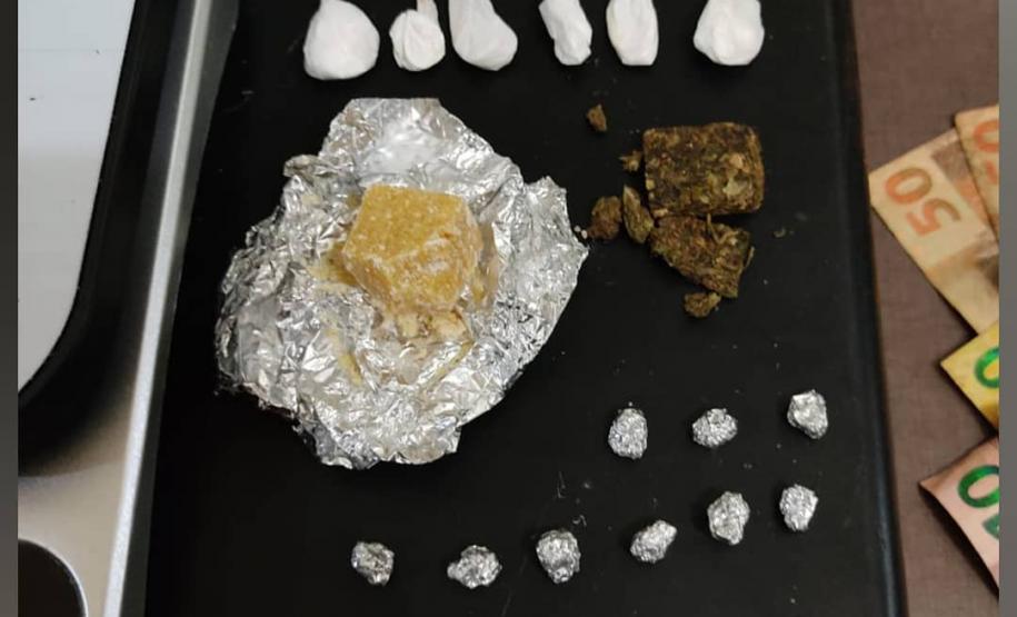 Maconha, crack e cigarros contrabandeados são encontrados pela PM durante abordagens no Oeste do estado