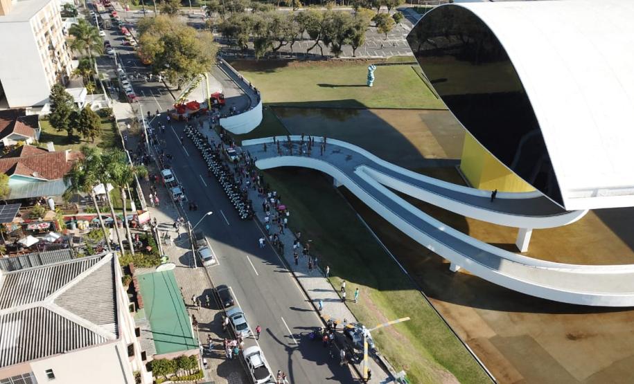 Inédito desfile motorizado da PM passa por cartões-postais da capital em alusão aos 166 anos da Corporação