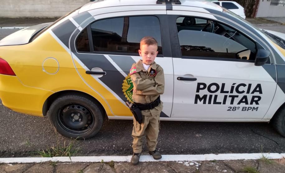 Policiais militares fazem surpresa para menino fã da PM em Rio Negro (PR)
