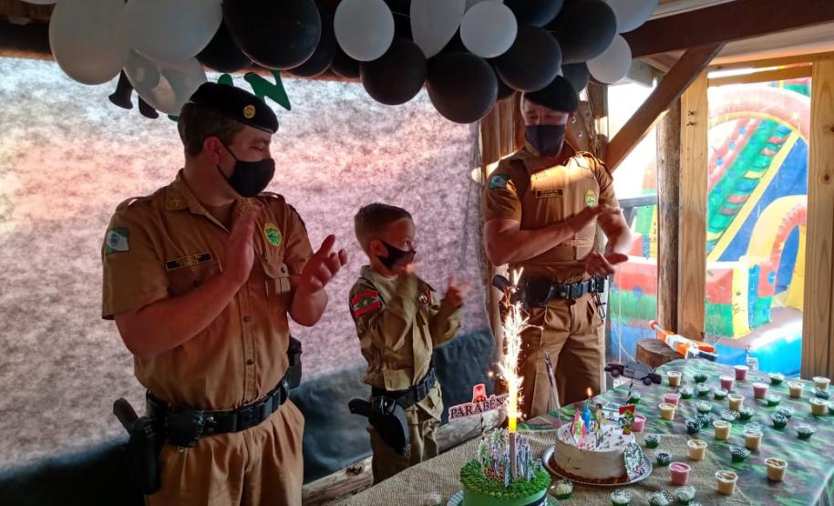 Policiais militares fazem surpresa para menino fã da PM em Rio Negro (PR)