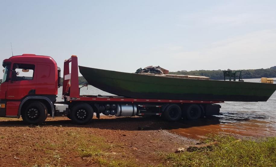 Operação Hórus apreende dois barcos lotados de cigarros paraguaios no Lago Itaipu