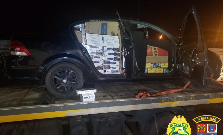 Carro com rádio comunicador lotado de cigarros paraguaios é apreendido pela PM em Cidade Gaúcha (PR)