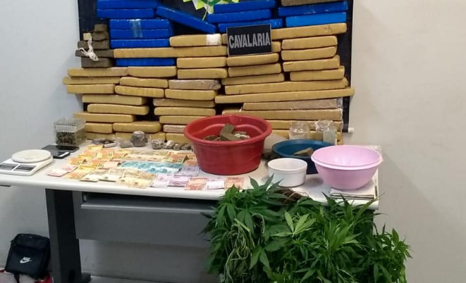 Pistola e 46 quilos de maconha são apreendidos durante a Operação Saturação do Regimento de Polícia Montada em Curitiba