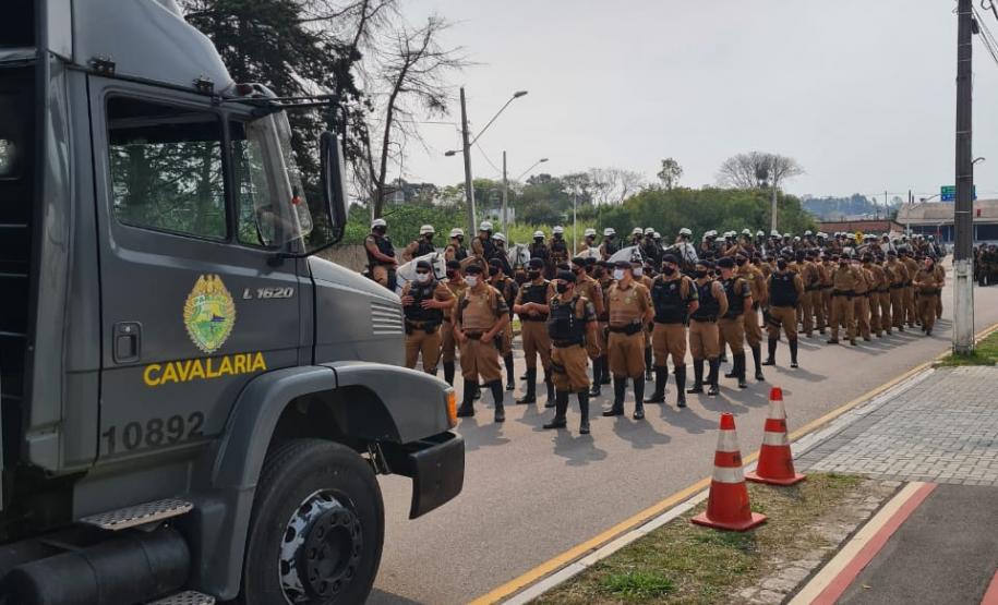 Pistola e 46 quilos de maconha são apreendidos durante a Operação Saturação do Regimento de Polícia Montada em Curitiba