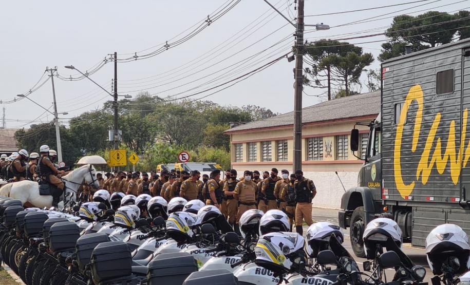 Pistola e 46 quilos de maconha são apreendidos durante a Operação Saturação do Regimento de Polícia Montada em Curitiba