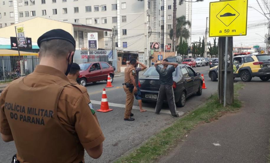 Pistola e 46 quilos de maconha são apreendidos durante a Operação Saturação do Regimento de Polícia Montada em Curitiba