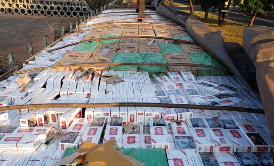 Caminhão carregado com 400 mil maços de cigarros é apreendido pela PM no Noroeste do estado