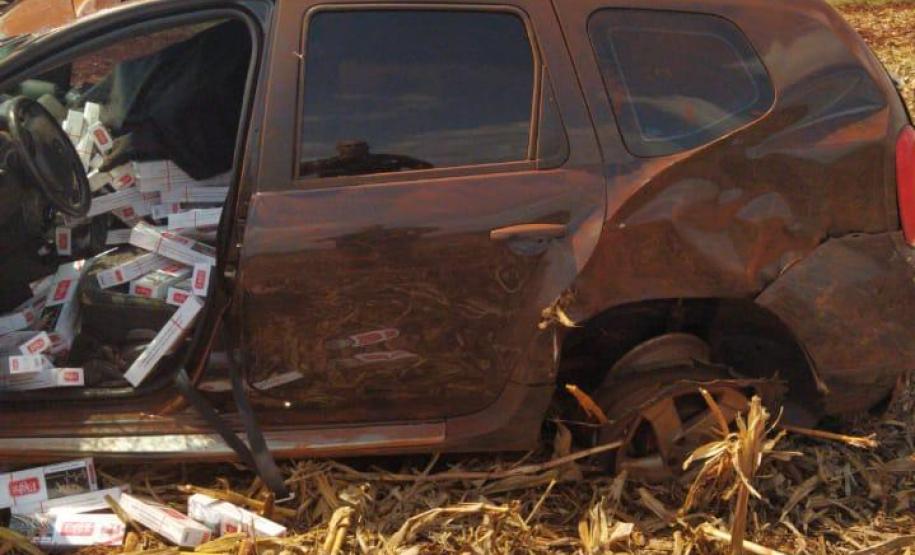Carro capota com 1,6 mil pacotes de cigarros contrabandeados em Marechal Cândido Rondon (PR)