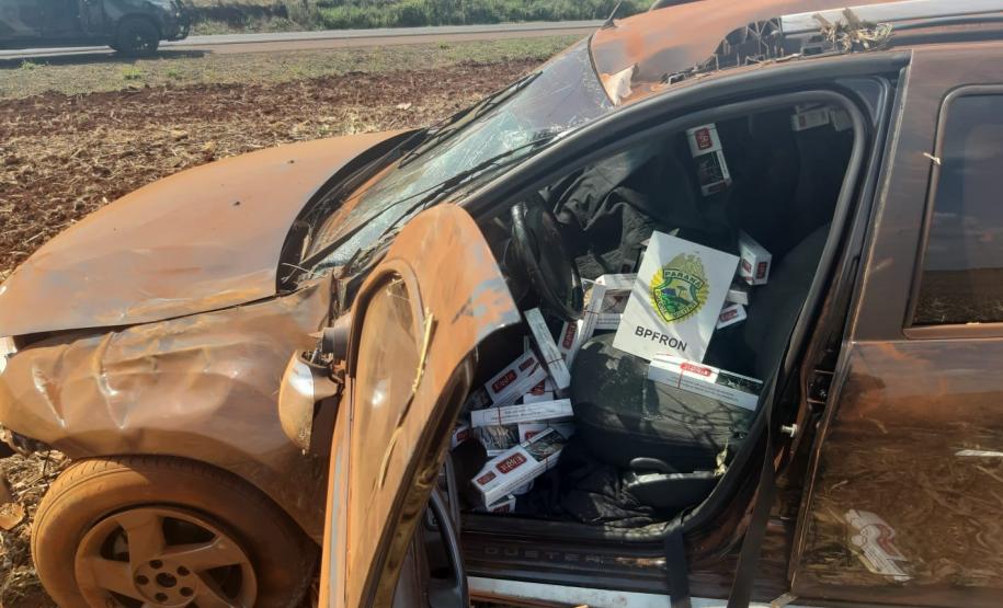 Carro capota com 1,6 mil pacotes de cigarros contrabandeados em Marechal Cândido Rondon (PR)