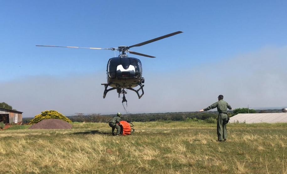 Helicóptero da PM auxilia no combate a incêndio em Ilha Grande