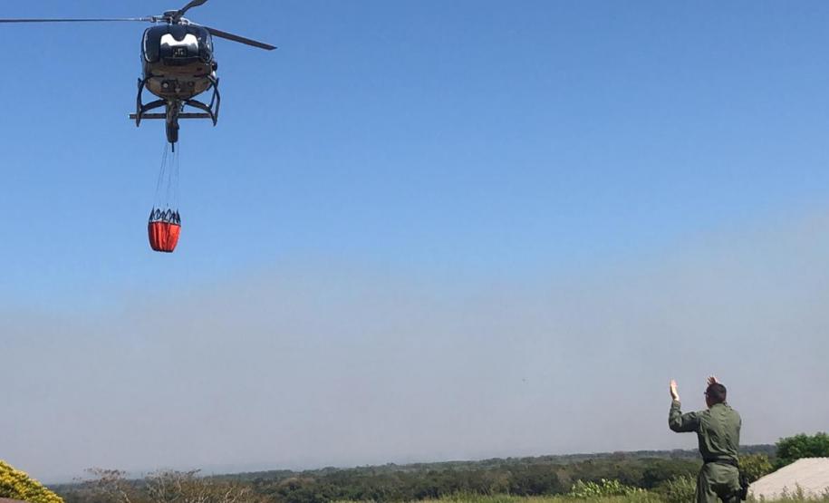 Helicóptero da PM auxilia no combate a incêndio em Ilha Grande