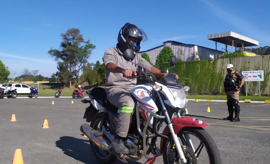 BPTran faz instrução de direção defensiva com motociclistas durante a Semana Nacional de Trânsito