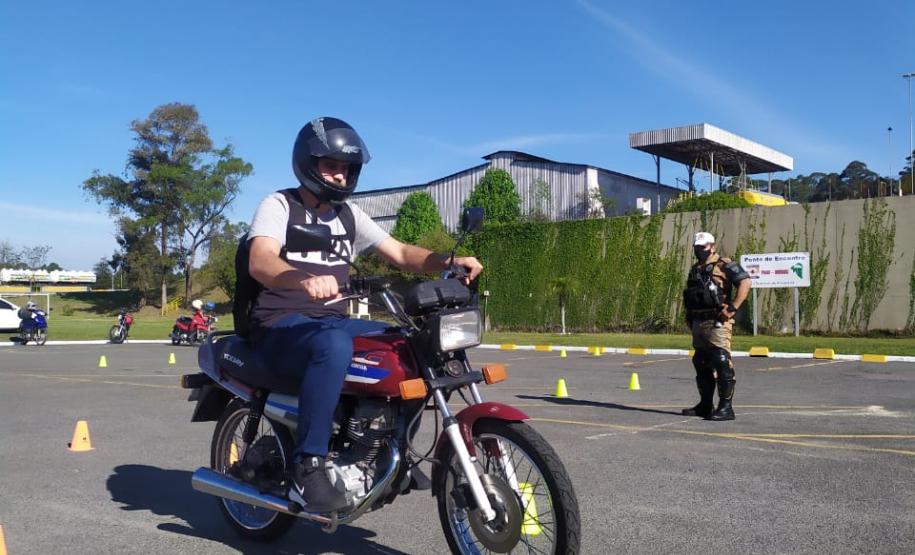 BPTran faz instrução de direção defensiva com motociclistas durante a Semana Nacional de Trânsito