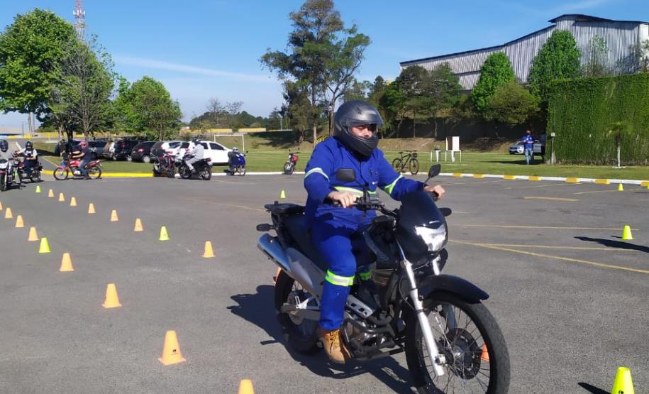 BPTran faz instrução de direção defensiva com motociclistas durante a Semana Nacional de Trânsito