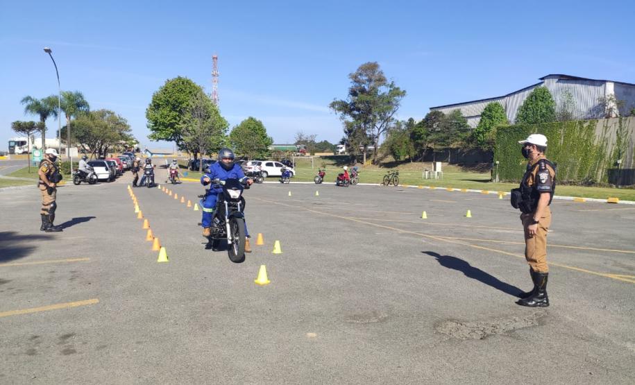 BPTran faz instrução de direção defensiva com motociclistas durante a Semana Nacional de Trânsito