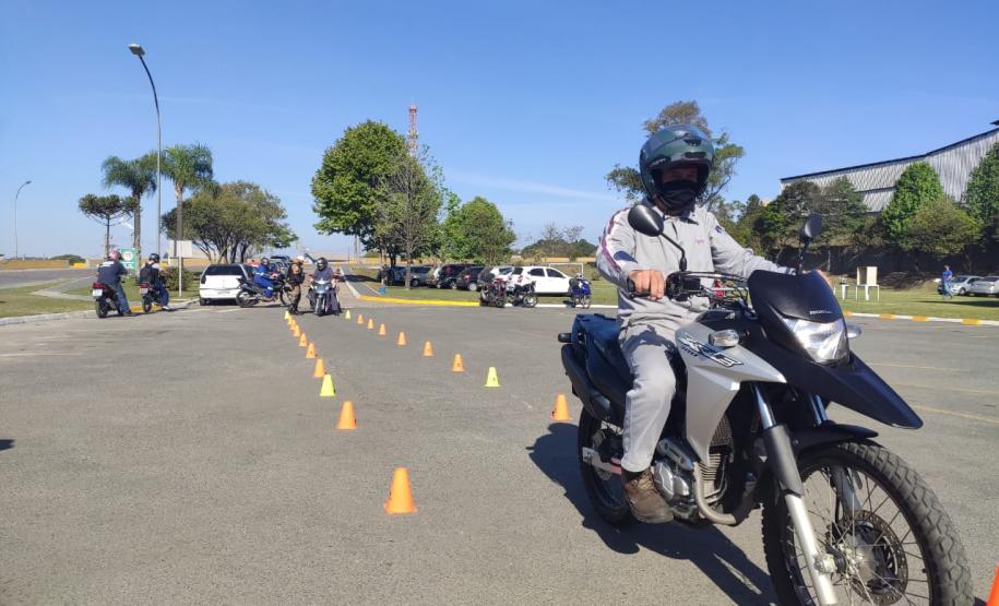 BPTran faz instrução de direção defensiva com motociclistas durante a Semana Nacional de Trânsito