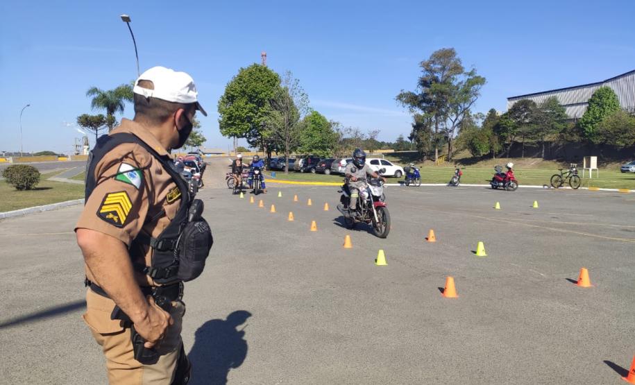 BPTran faz instrução de direção defensiva com motociclistas durante a Semana Nacional de Trânsito