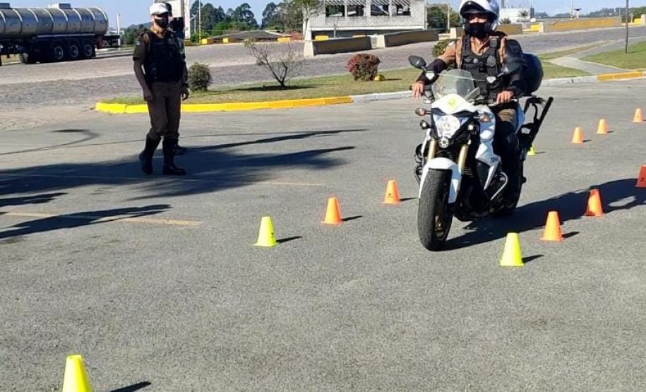 BPTran faz instrução de direção defensiva com motociclistas durante a Semana Nacional de Trânsito